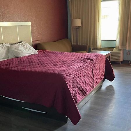 Mayfair Inn Уильямстон Экстерьер фото